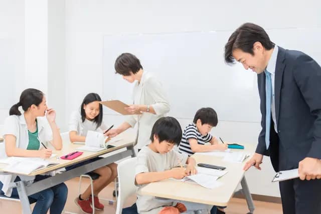 教室で子供に教える