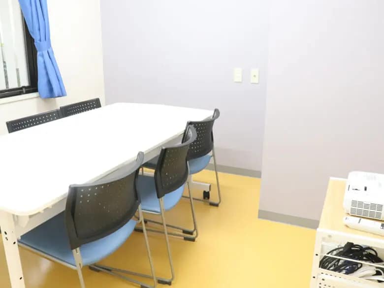 旭町102会議室(定員6名)